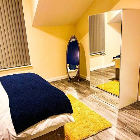 Betty'S Apartment- Metres From Train Station Harrogate Bagian luar foto