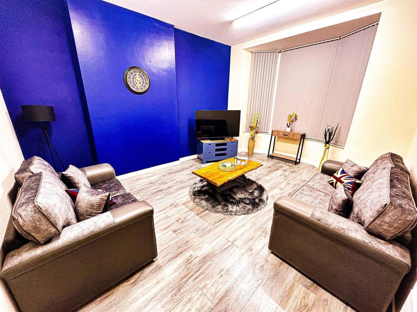 Betty'S Apartment- Metres From Train Station Harrogate Bagian luar foto