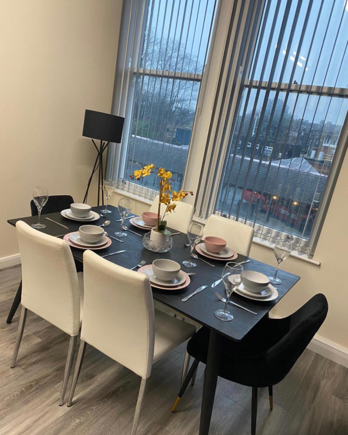 Betty'S Apartment- Metres From Train Station Harrogate Bagian luar foto